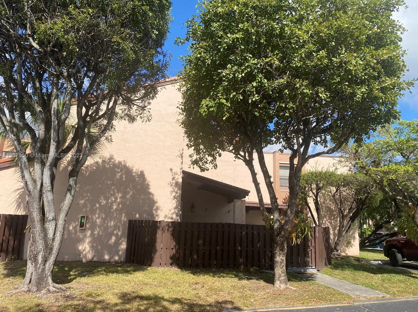 575 Park Dr, Miami, FL 33172-5302