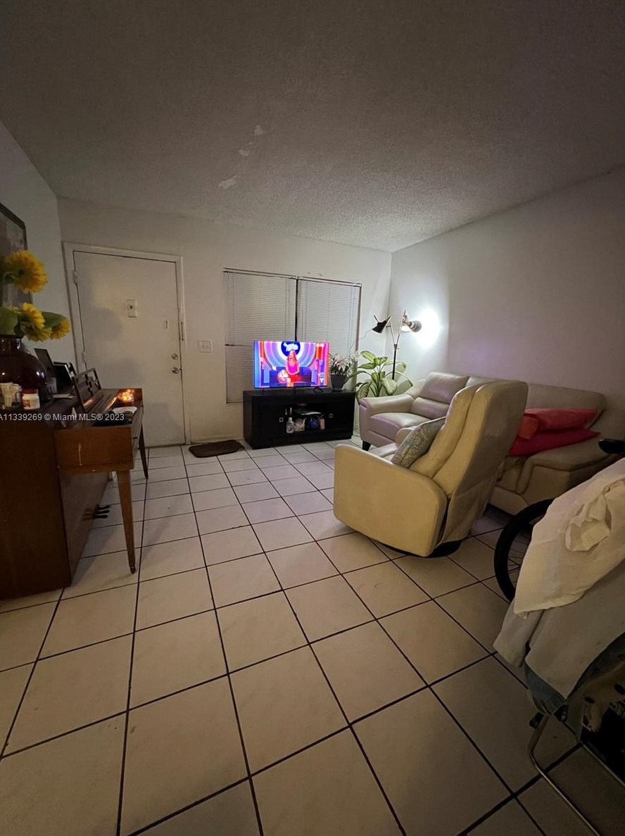 7666 152nd Ave, Miami, FL 33193-1147