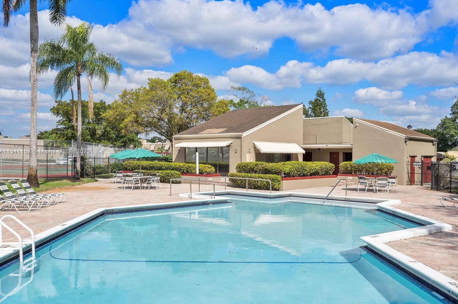 1471 Fairway Rd, Hollywood FL 33026-3039 exterior