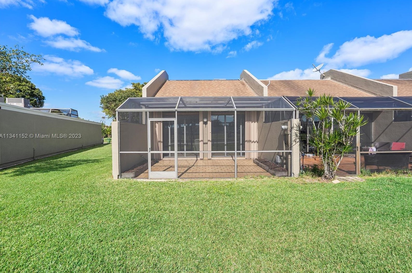 1471 Fairway Rd, Hollywood FL 33026-3039 exterior