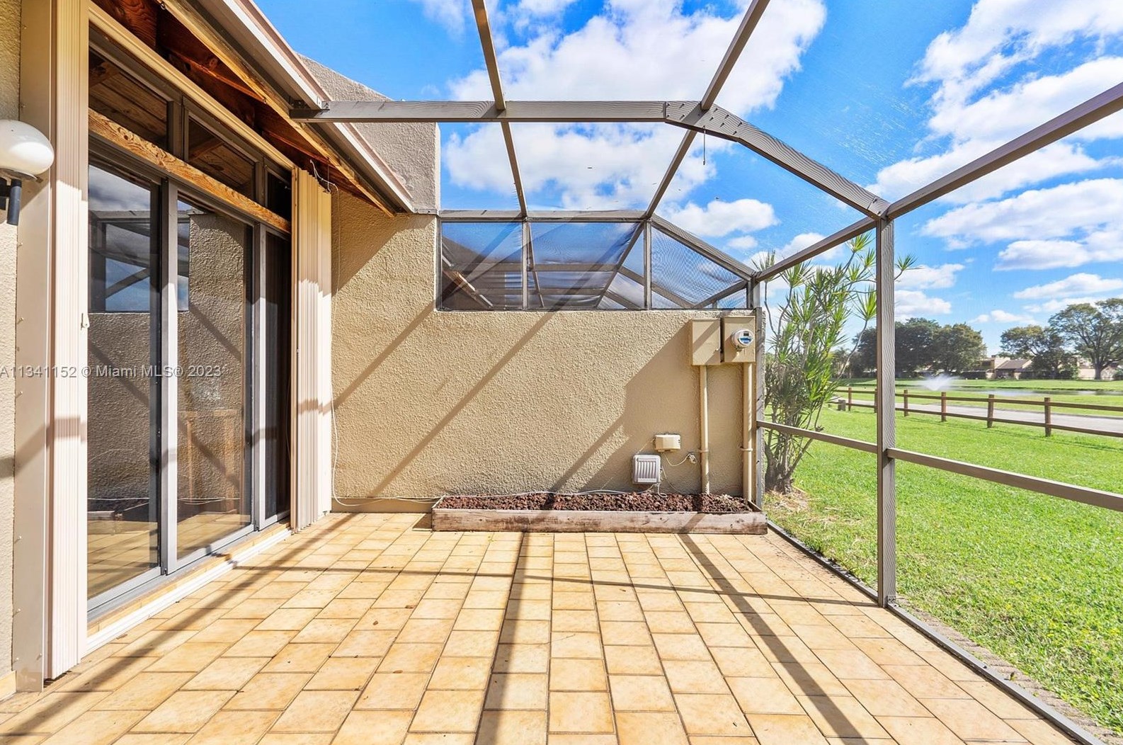 1471 Fairway Rd, Hollywood FL 33026-3039 exterior