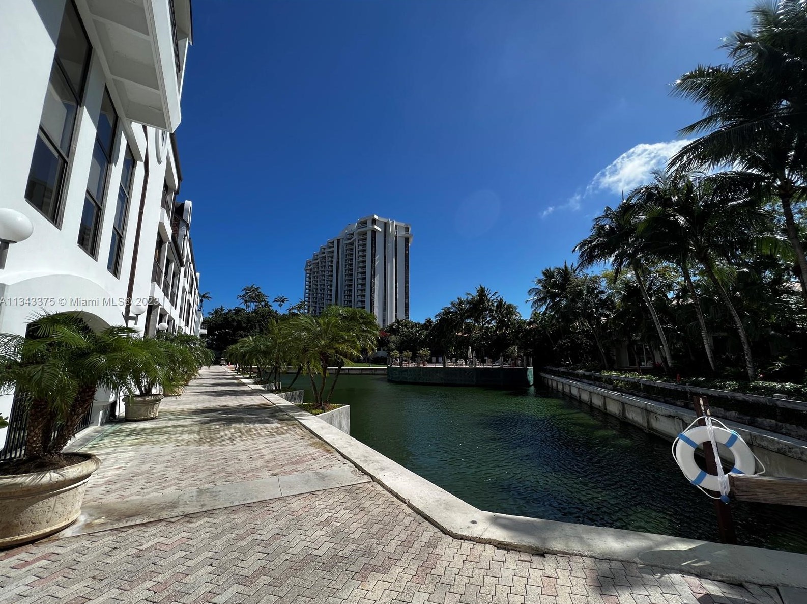 10651 Quaybridge Ct, Miami, FL 33138-2205