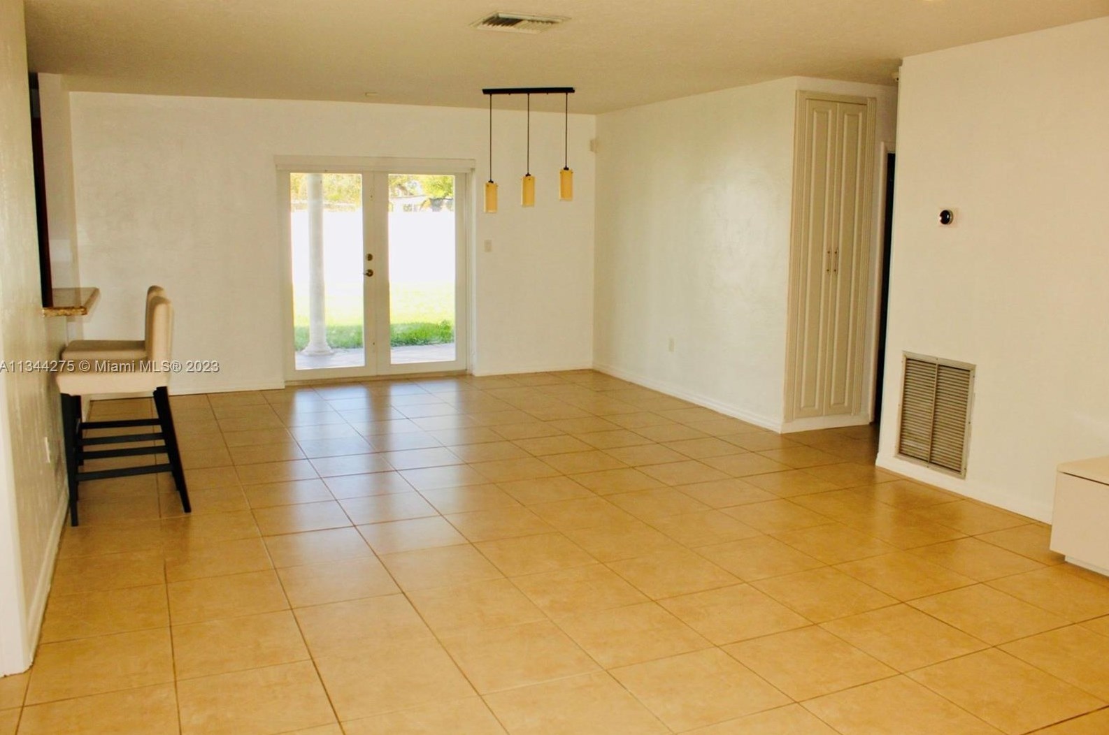 9241 Neptune Dr, Miami, FL 33189