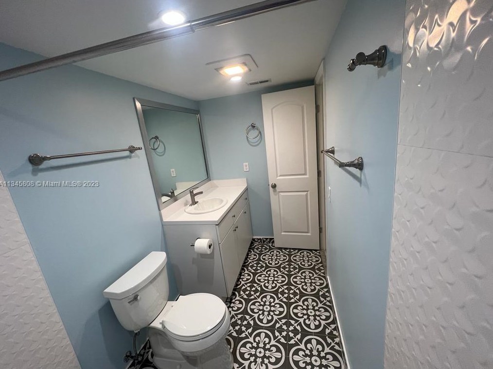 1725 W 60th St #f118, Hialeah, FL 33012