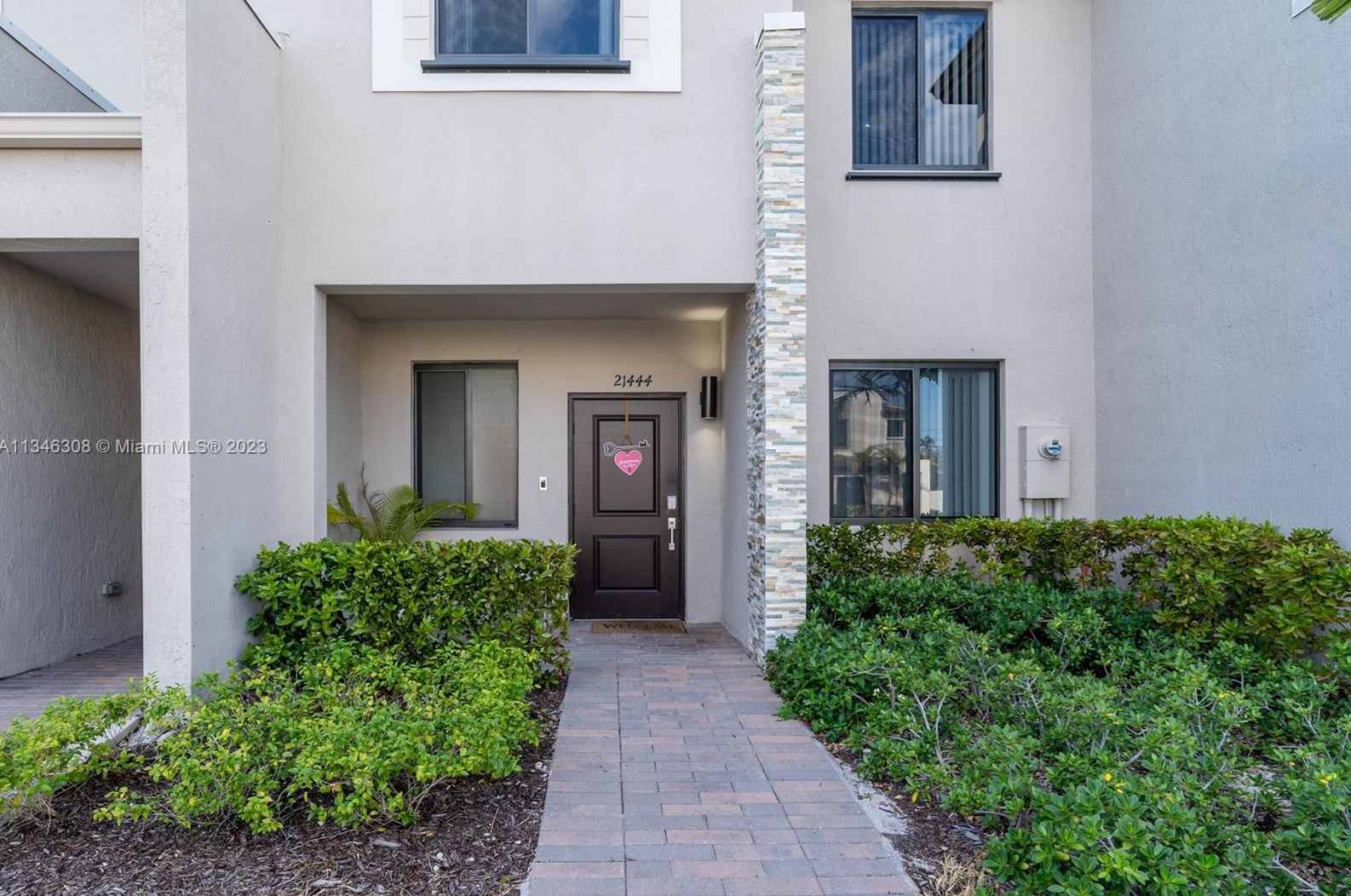 21444 2nd St, Miami, FL 33179-1046
