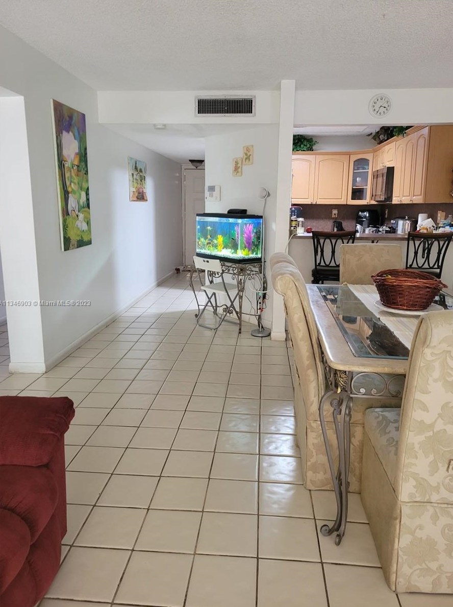 180 Royal Palm Rd #112, Hialeah, FL 33016