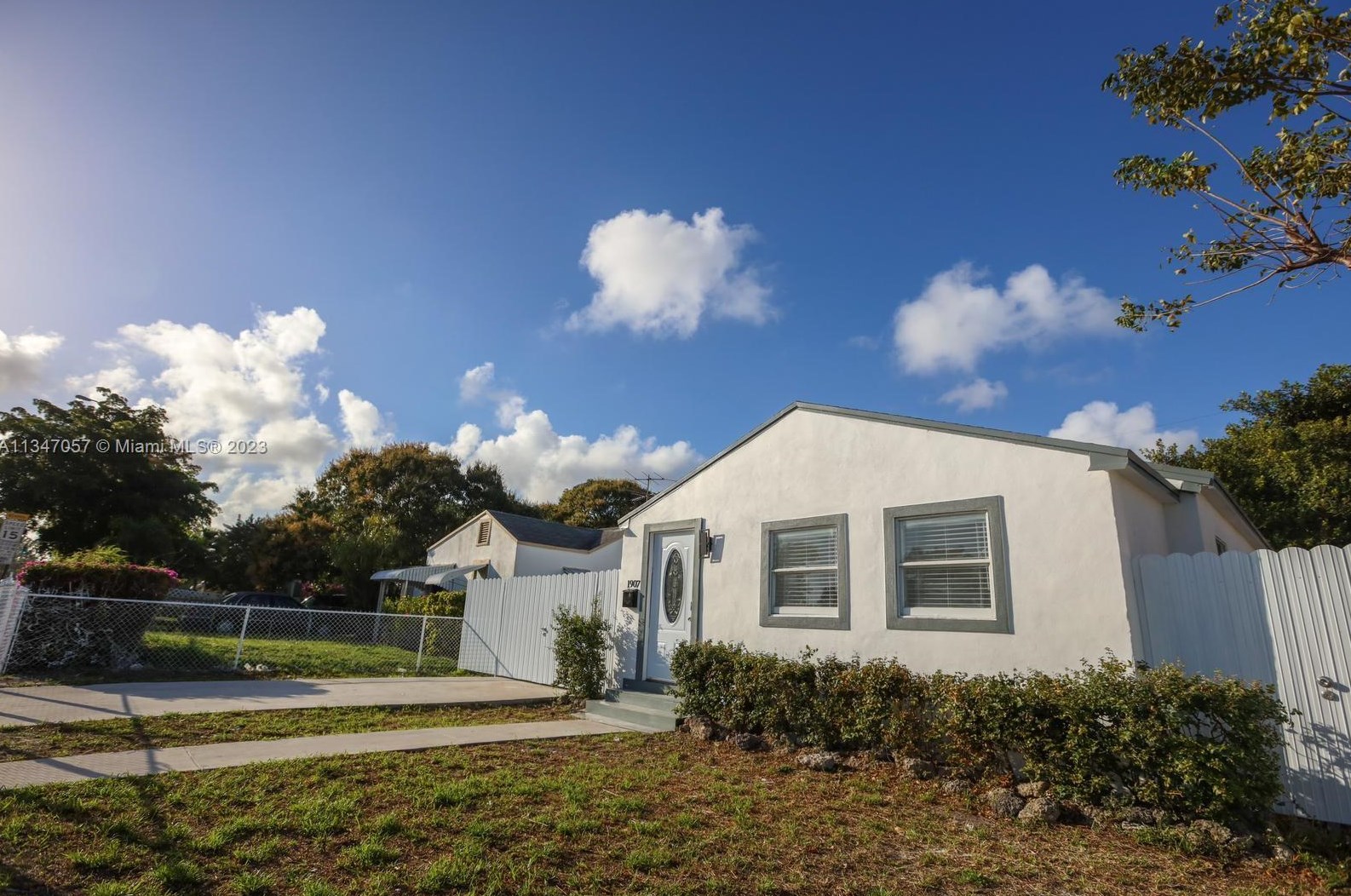 1907 46th St, Miami, FL 33142-4040