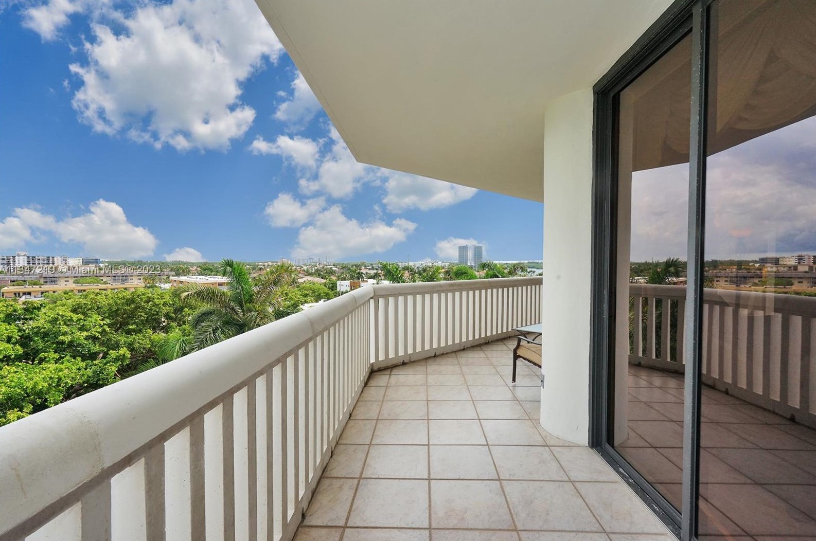 1000 Island Blvd, Miami FL 33160-4940 exterior