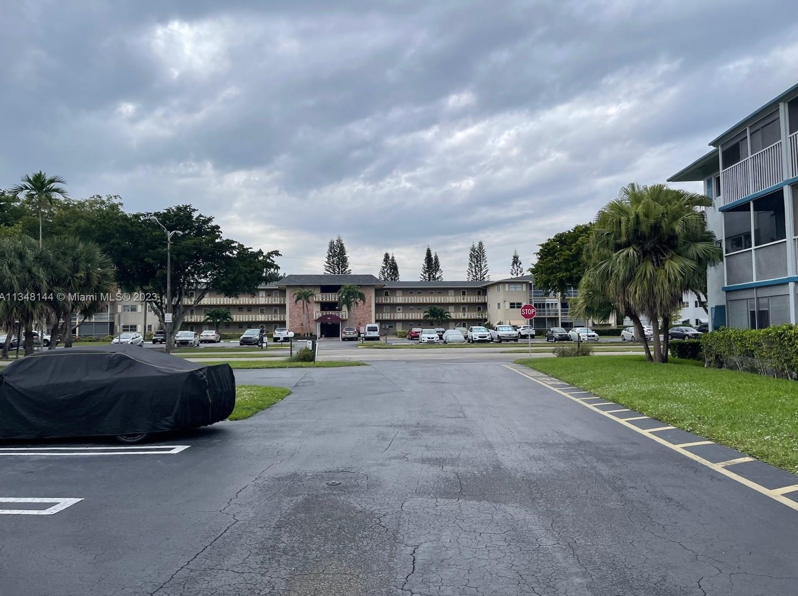 981 Hillcrest Ct, Hollywood FL  33021-7892 exterior