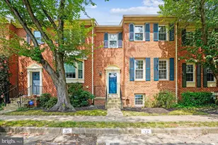 10148 Village Knolls Ct, Oakton, VA 22124 - Photo 1