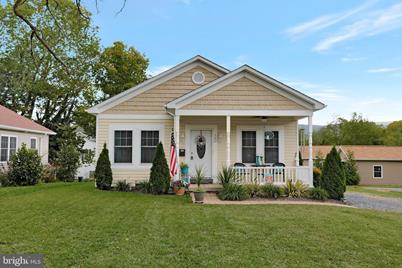 335 S Commerce St, Woodstock, VA 22664 - MLS VASH2001170 - Coldwell Banker