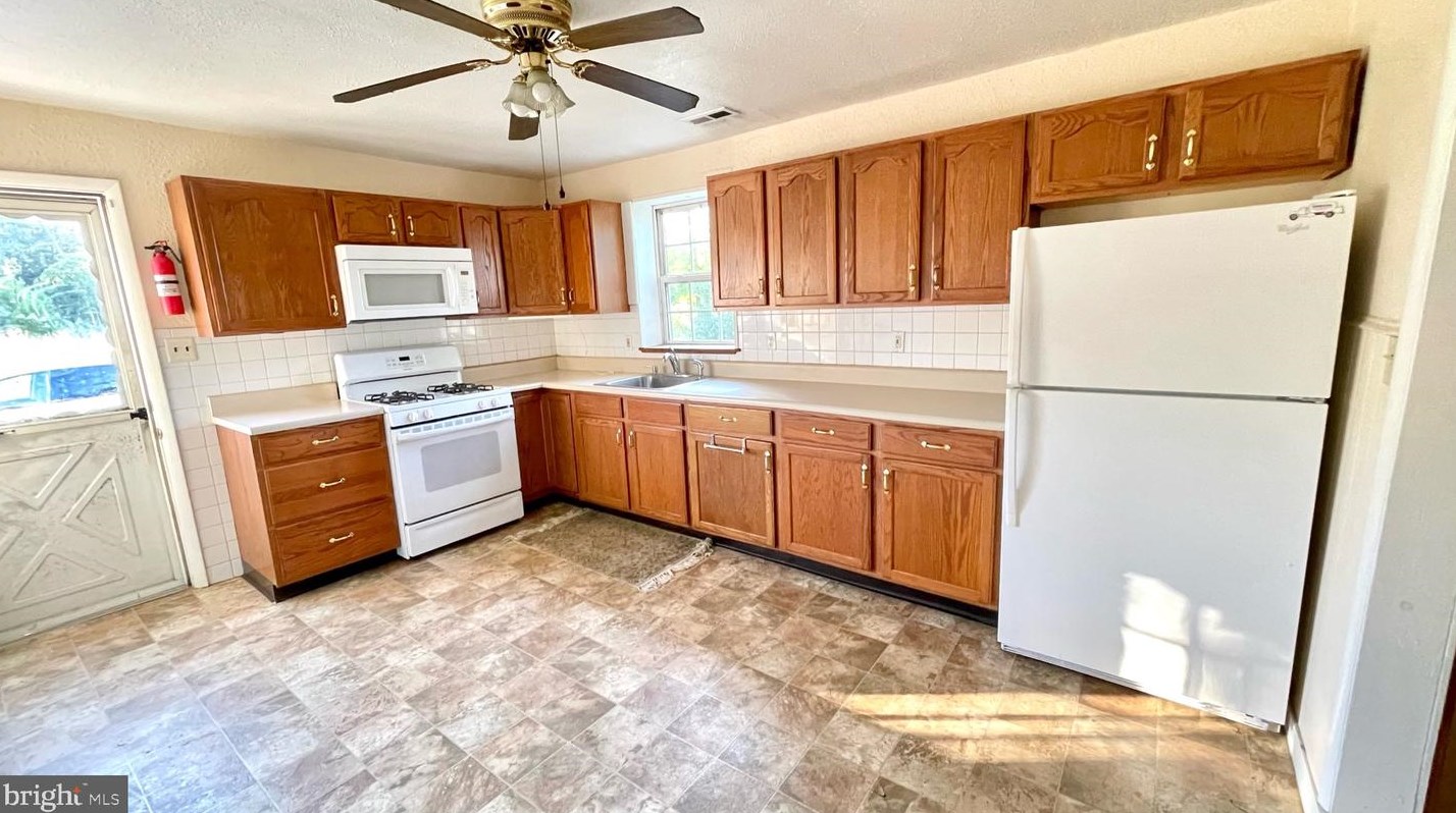 12 Vivian Ln, Aura, NJ 08343-2519