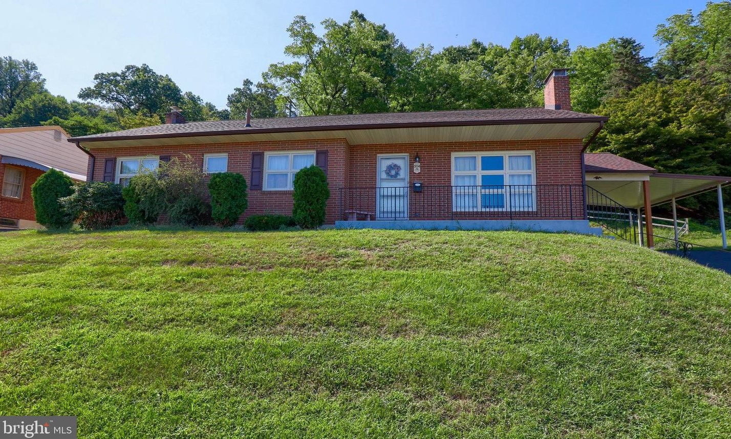 304 Hill Ave, Reading, PA 19606-1528