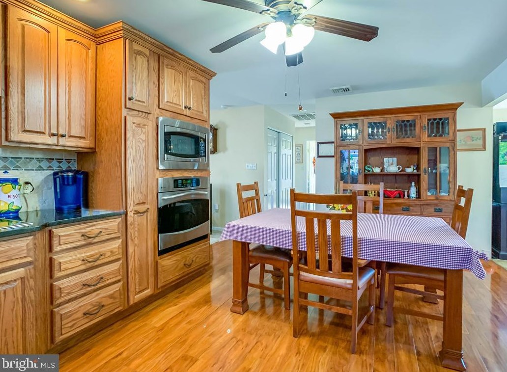 30 Sugarmaple Ln, Levittown PA 19055-2005 exterior