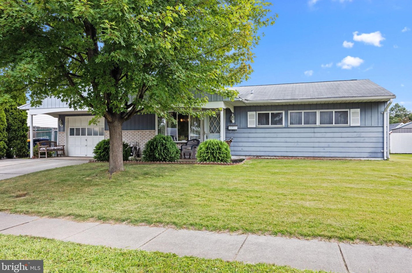 18 Locust Ln, Levittown, PA 19054-3918