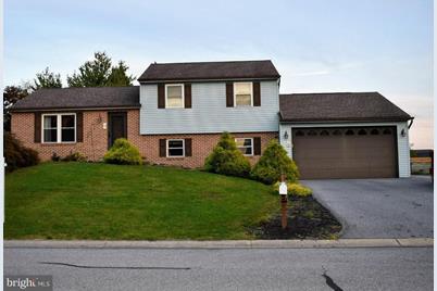 18 E Brookfield Drive, Lebanon, PA 17046 - Photo 1