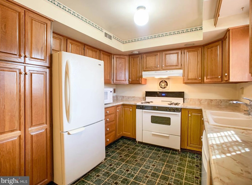 3855 Ronnald Dr, Philadelphia PA  19154-3507 exterior