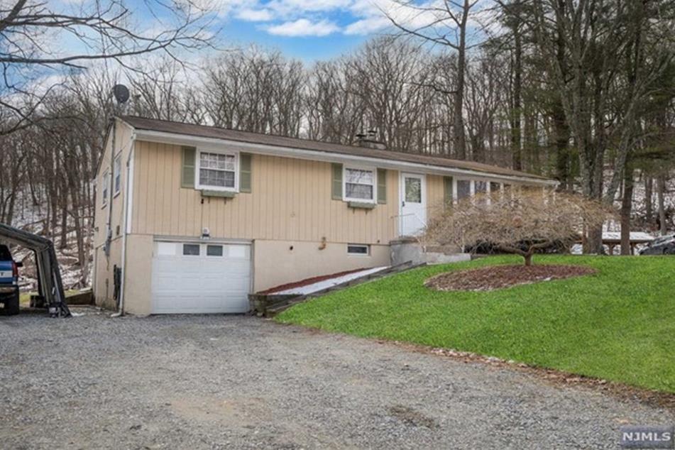 11 Glenn Terrace, Fredon Township, NJ 07860 MLS 23006874 Coldwell