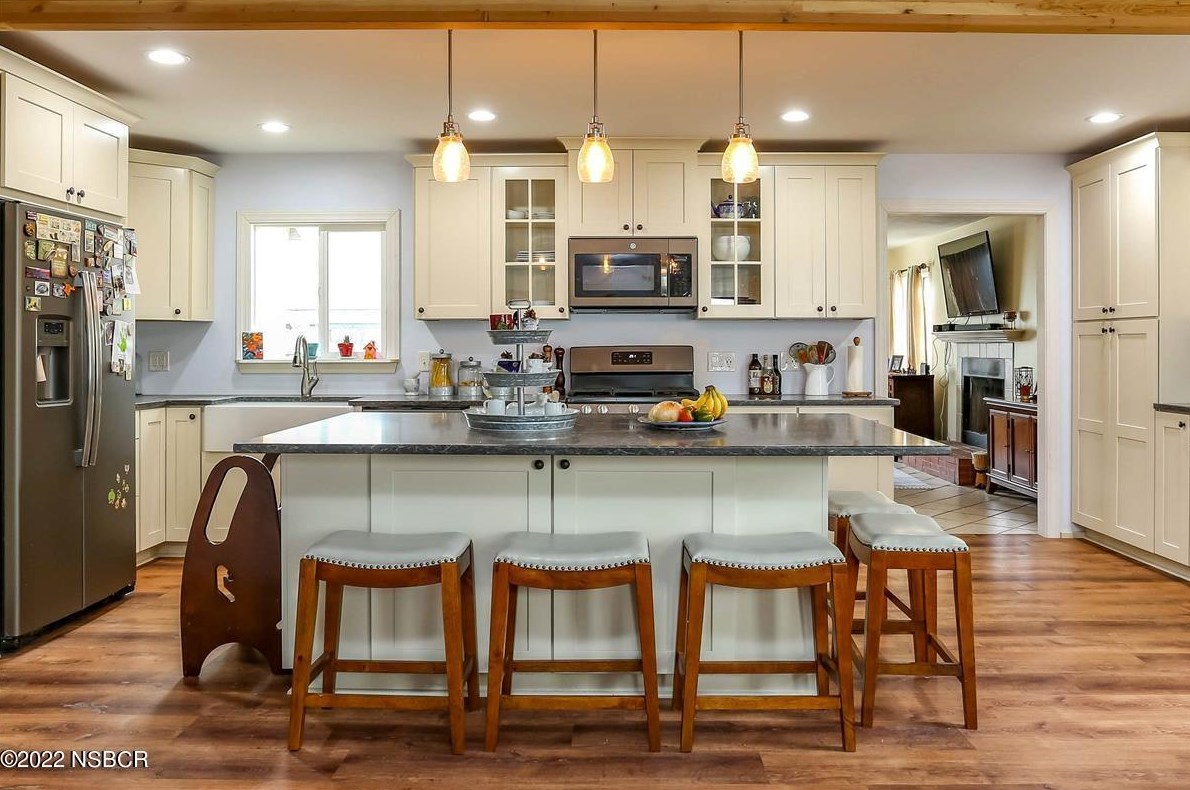 1108 Peach Ave, Lompoc CA 93436-7055 exterior