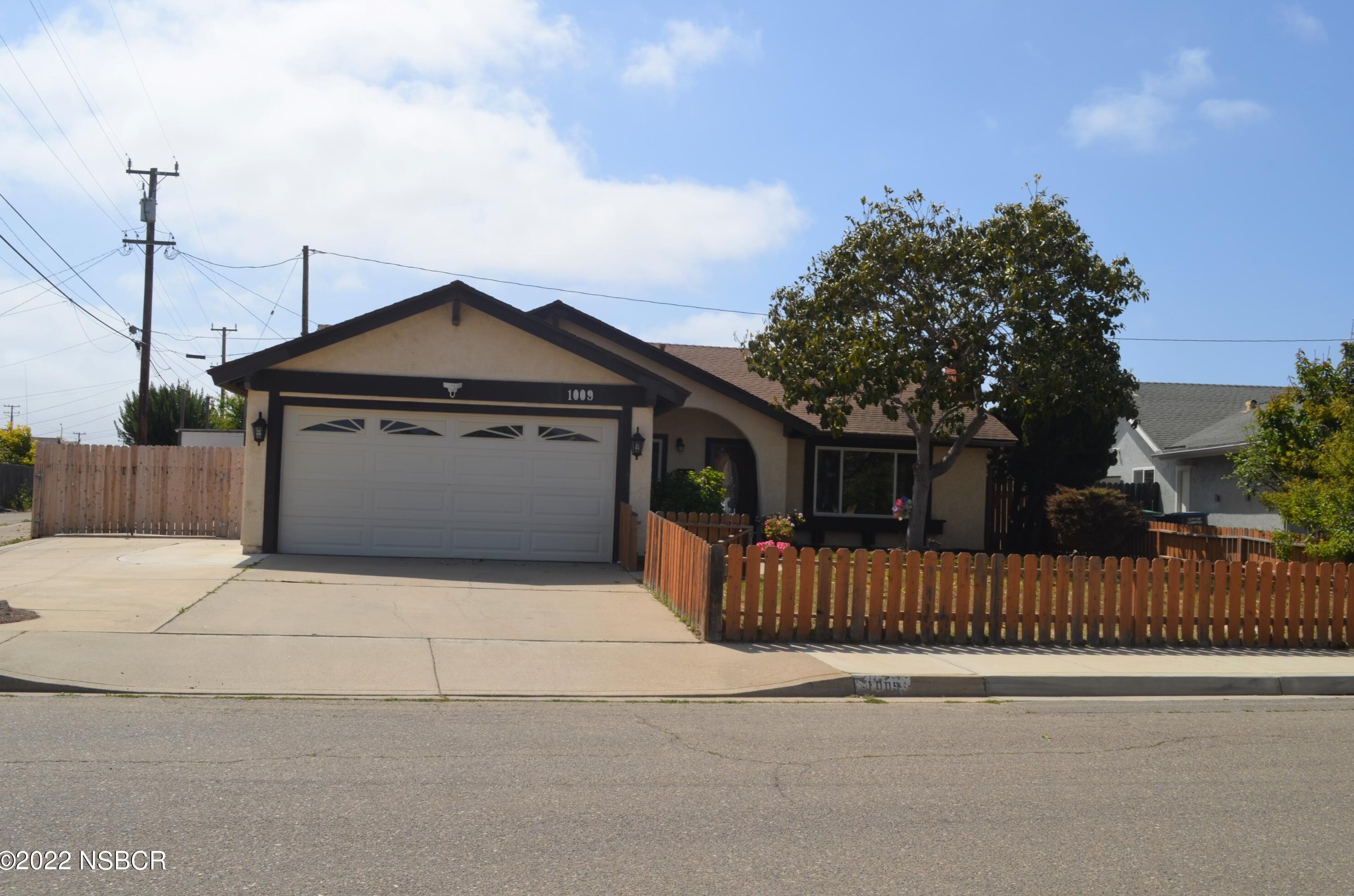 1009 R St, Lompoc, CA 93436-3213