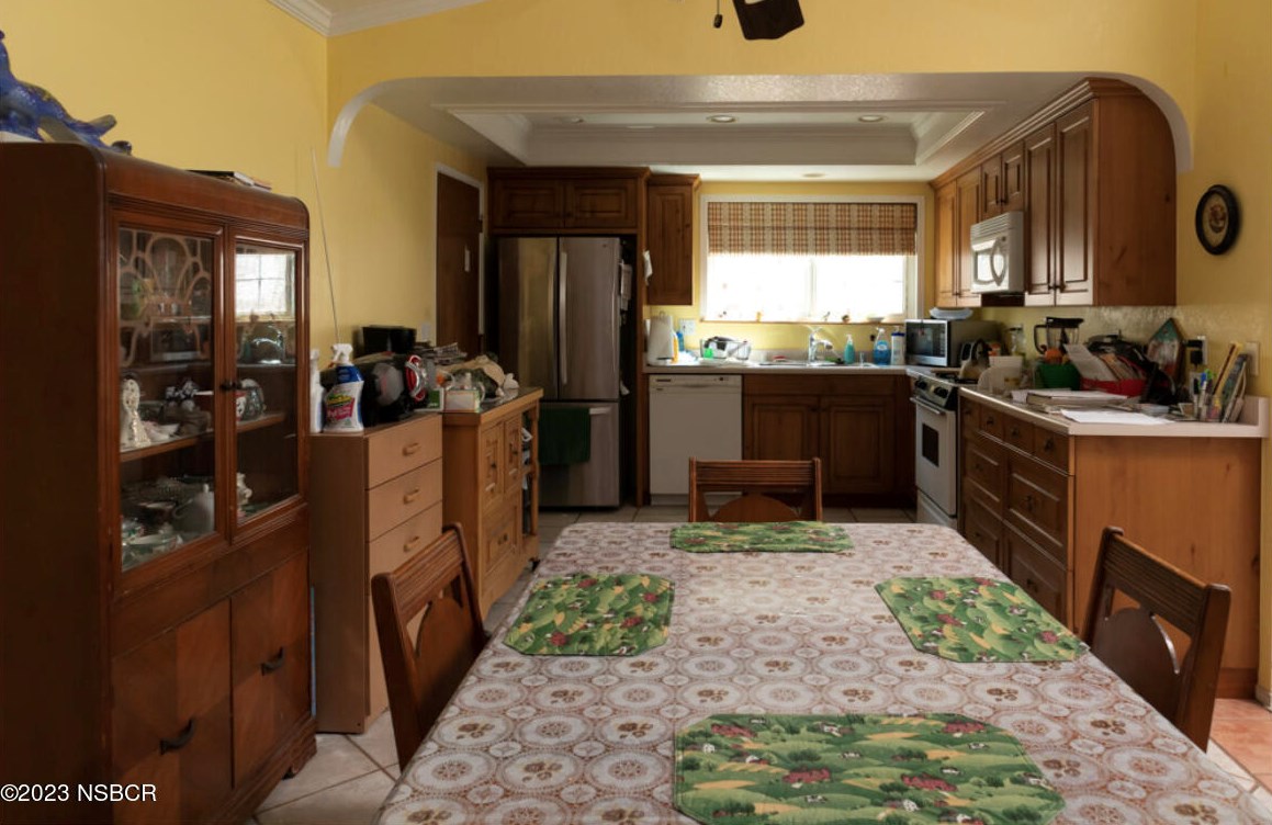 617 10th St, Lompoc, CA 93436-4932