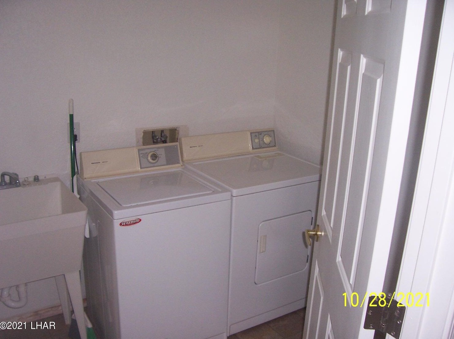 1921 Burgundy Ln, Lake Havasu City AZ  86404-1043 exterior